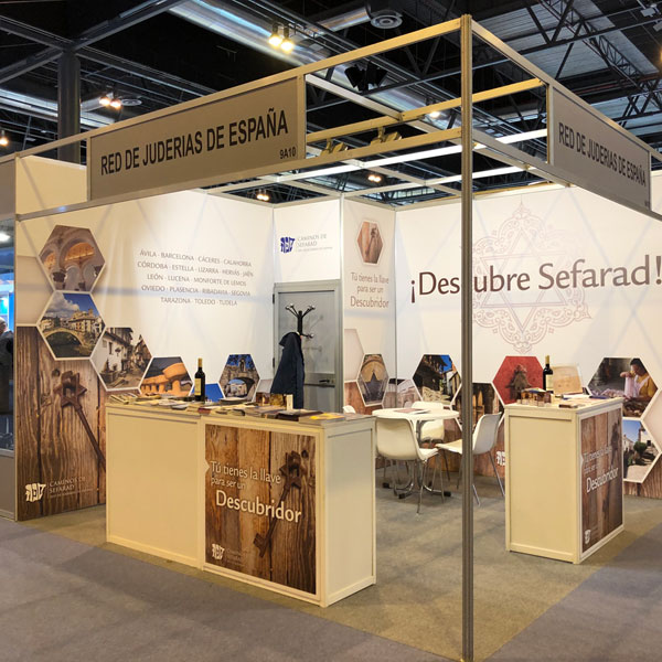 En el marco de FITUR 2019, la Red de Juderías de España – Caminos de Sefarad ha dado a conocer su oferta turística a medios de comunicación y profesionales turísticos en un concurrido acto presidido por Dña. Patricia Valles, Presidenta de la Red de Juderías y Alcaldesa de Hervás.