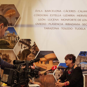 En el marco de FITUR 2019, la Red de Juderías de España – Caminos de Sefarad ha dado a conocer su oferta turística a medios de comunicación y profesionales turísticos en un concurrido acto presidido por Dña. Patricia Valles, Presidenta de la Red de Juderías y Alcaldesa de Hervás.