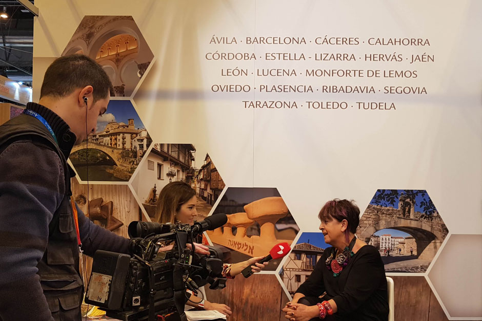 En el marco de FITUR 2019, la Red de Juderías de España – Caminos de Sefarad ha dado a conocer su oferta turística a medios de comunicación y profesionales turísticos en un concurrido acto presidido por Dña. Patricia Valles, Presidenta de la Red de Juderías y Alcaldesa de Hervás.