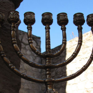 Lucena da la bienvenida a su visitantes con la escultura de una menorá, obra del artista lucentino Pedro Cantero.