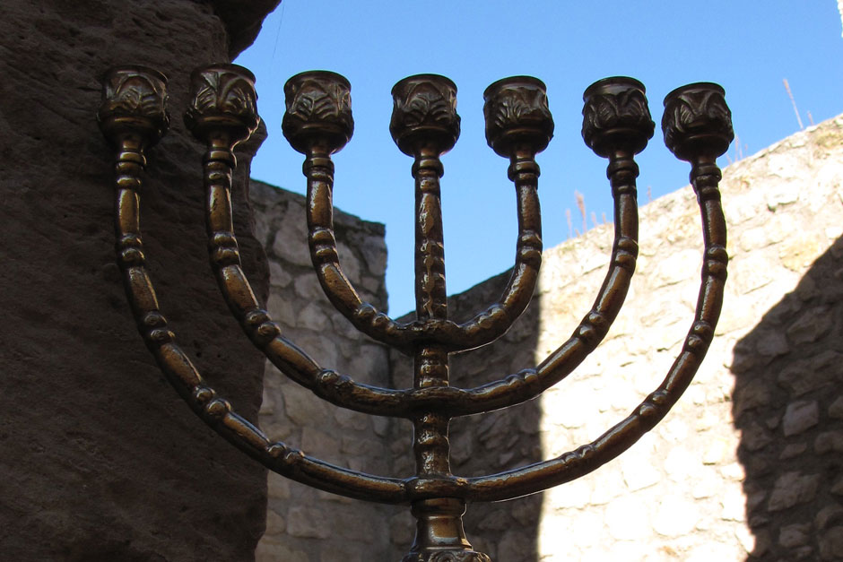 Lucena da la bienvenida a su visitantes con la escultura de una menorá, obra del artista lucentino Pedro Cantero.