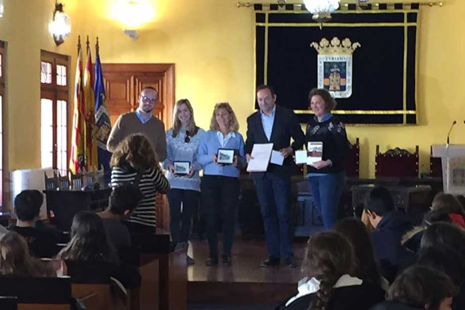 Un total de 62 escolares de entre 13 y 16 años del colegio madrileño Ibn Gabirol visitaron Tarazona de la mano de la Red de Juderías de España. La jornada, organizada para conocer de primera mano la herencia judía de la ciudad, incluyó incluyó una visita guiada por la judería de la ciudad y la asistencia al cuenta cuentos de “Los Navegantes” en el Centro de Mayores del que informamos en este enlace. Los escolares fueron recibidos en el Salón de Plenos del Ayuntamiento por D. Luis José Arrechea, Excmo. Alcalde de Tarazona.