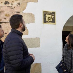 Cáceres honra su pasado judío con la colocación de las placas de la Red de Juderías de España.