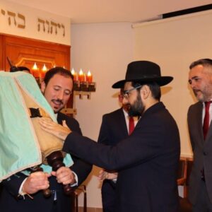 Lorca recibe una torá donada por la comunidad judía de Málaga | Red de Juderías de España