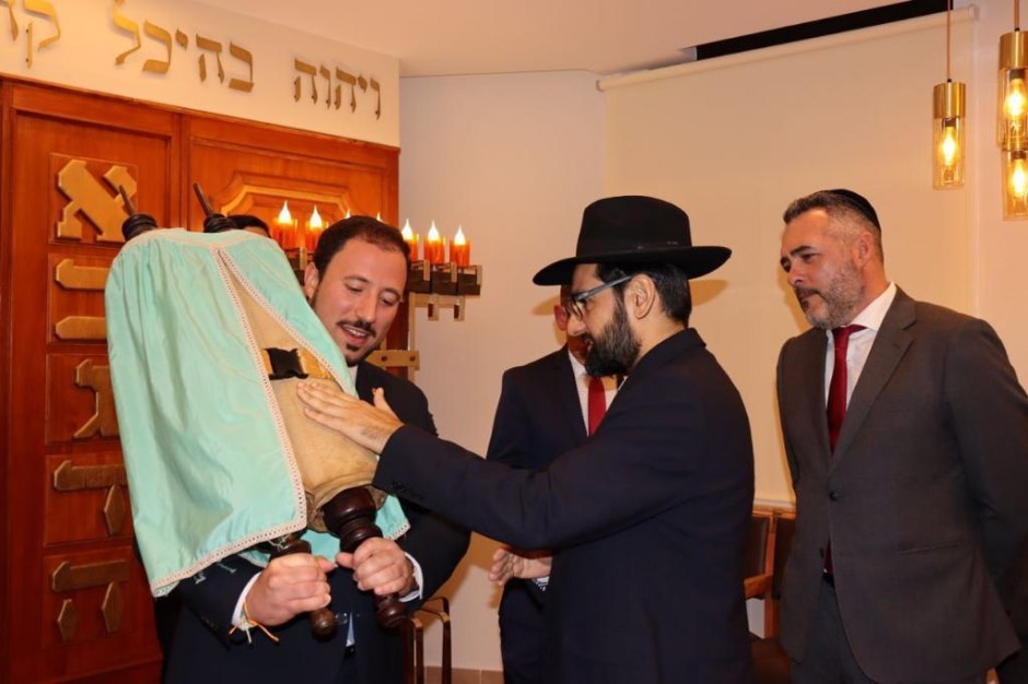 Lorca recibe una torá donada por la comunidad judía de Málaga | Red de Juderías de España