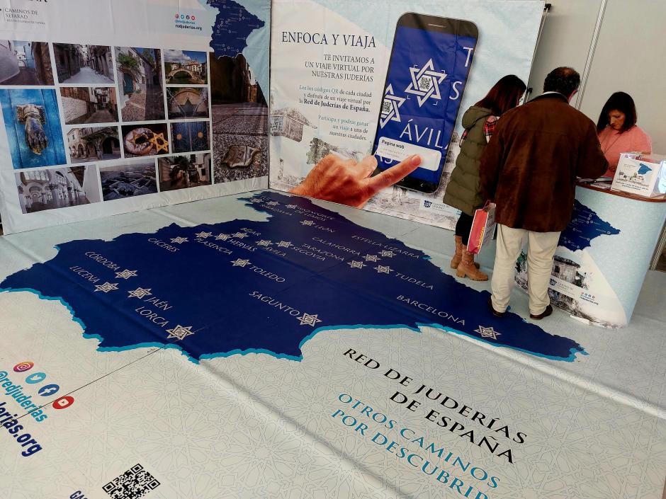 El stand de la Red de Juderías en INTUR, punto de encuentro de público y autoridades