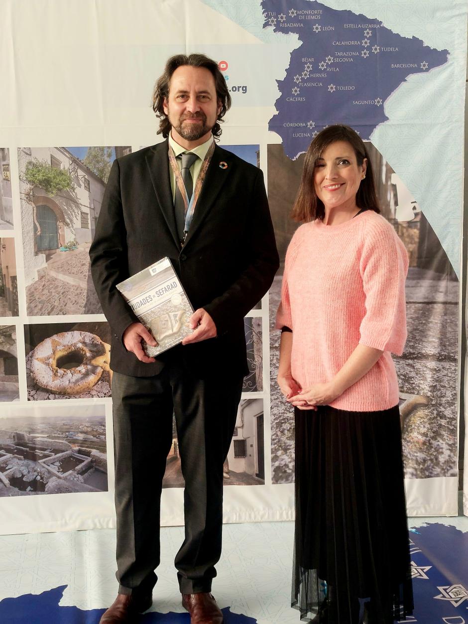 El stand de la Red de Juderías en INTUR, punto de encuentro de público y autoridades