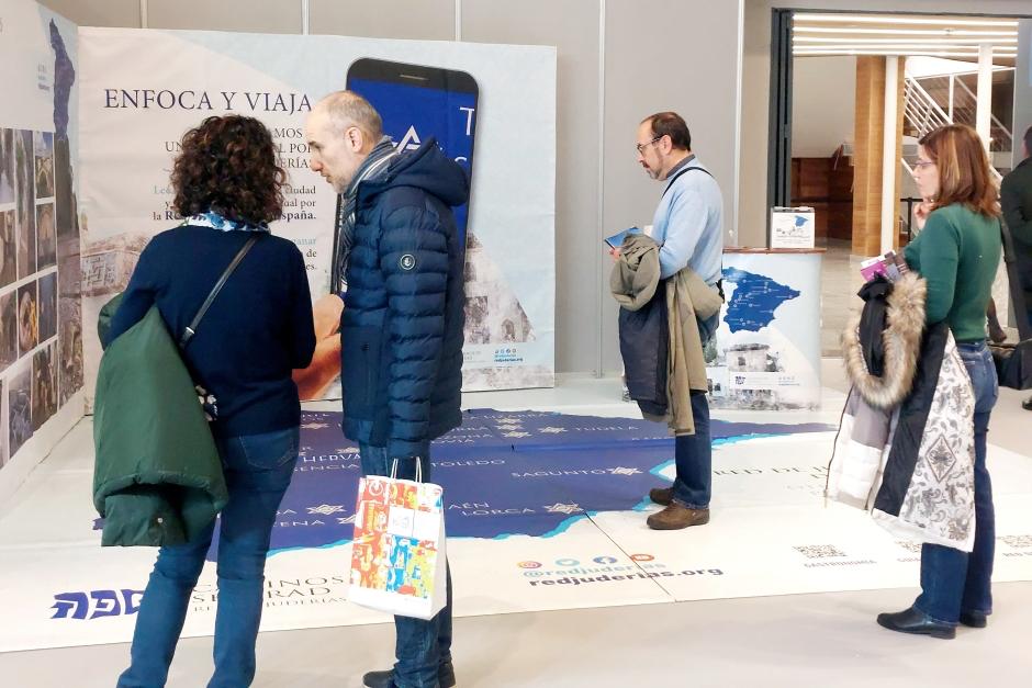 El stand de la Red de Juderías en INTUR, punto de encuentro de público y autoridades