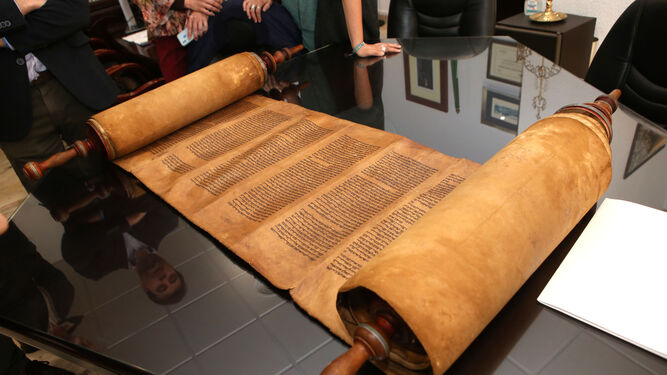 Torá cedida a Lucena por la Comunidad Judía de Torremolinos