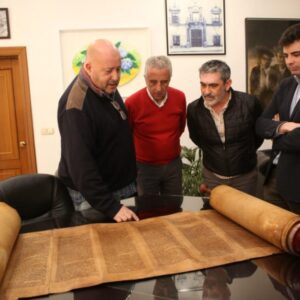 La comunidad judía de Torremolinos entrega una torá histórica a Lucena | Red de Juderías de España