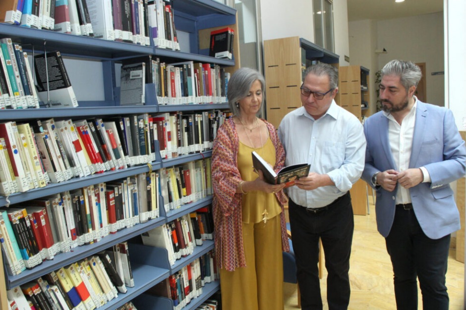 La Biblioteca Municipal de Lucena recibe una donación sobre la historia del Holocausto | Red de Juderías de España Caminos de Sefarad